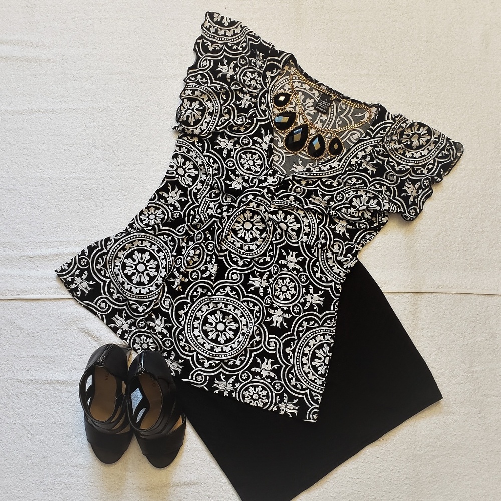 🐱Carole Little Short Sleeve Black & White Top